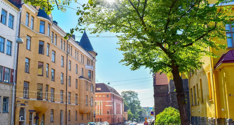 Ullanlinnan katu kesällä: jugendtaloja ja lehmuksia.
